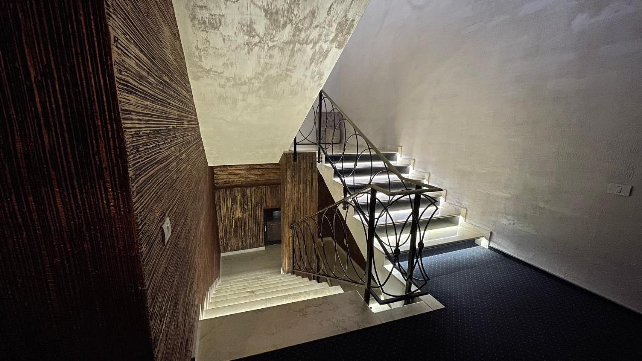 Готель Renato House Тиргу-Жіу Екстер'єр фото